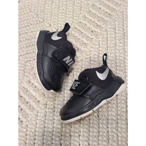 Nike Team Hustle Basketball Sneakers Boys US 4C Black Logo Athleisure Running - Picture 3 of 6